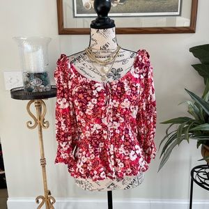 Free People Large floral top EUC adorable tie closure neckline
